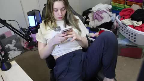 Snapshot of roxiethefox chatting on 11-09-25, 05:22 roxie online show from 11-09-25, 05:22