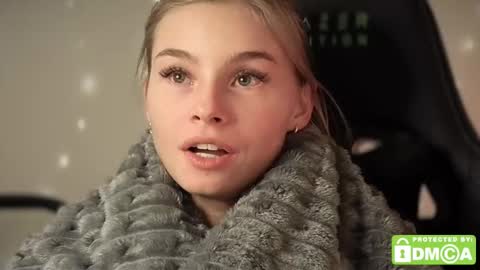 Snapshot of roxxxie_reid chatting on 10-30-25, 08:42 Roxieex ABBY online show from 10-30-25, 08:42