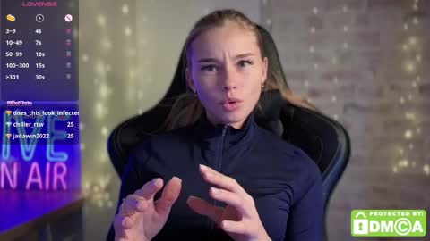 Snapshot of roxxxie_reid chatting on 11-10-25, 10:20 Roxieex ABBY online show from 11-10-25, 10:20