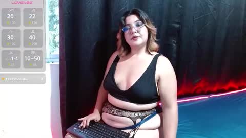 Snapshot of roxy_f_w chatting on 10-28-25, 10:12 Roxana online show from 10-28-25, 10:12