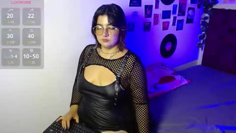 Snapshot of roxy_f_w chatting on 11-26-25, 10:33 Roxana online show from 11-26-25, 10:33