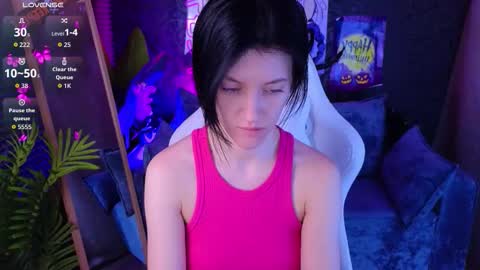 Snapshot of roxy_riot_ chatting on 10-28-25, 01:31 roxy_riot_ online show from 10-28-25, 01:31