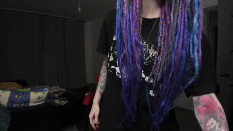 Snapshot of roxy_silver chatting on 12-17-24, 11:05 Roxy online show from 12-17-24, 11:05