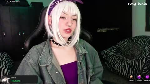 Snapshot of roxy_toxic chatting on 10-08-25, 01:36 Roxy Independient model Help me to reach 50 thumbs up online show from 10-08-25, 01:36