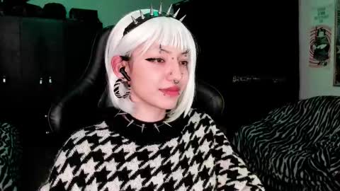 Snapshot of roxy_toxic chatting on 01-10-26, 02:02 Roxy Independient model Help me to reach 50 thumbs up online show from 01-10-26, 02:02