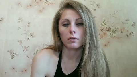 Snapshot of roxyfox18x01 chatting on 04-30-26, 07:58 roxyfox18x01 online show from 04-30-26, 07:58