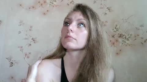 Snapshot of roxyfox18x01 chatting on 05-15-26, 06:42 roxyfox18x01 online show from 05-15-26, 06:42