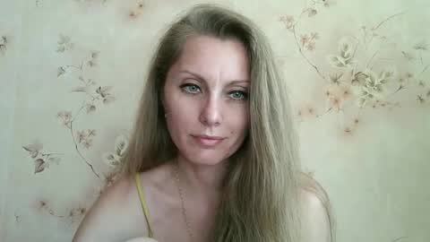 Snapshot of roxyfox18x01 chatting on 05-23-26, 01:48 roxyfox18x01 online show from 05-23-26, 01:48