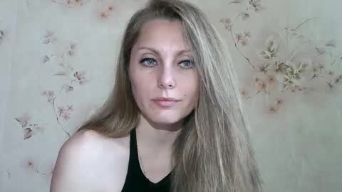 Snapshot of roxyfox18x01 chatting on 05-25-26, 06:19 roxyfox18x01 online show from 05-25-26, 06:19
