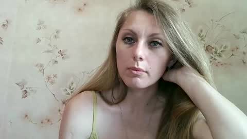 Snapshot of roxyfox18x01 chatting on 06-03-26, 03:39 roxyfox18x01 online show from 06-03-26, 03:39