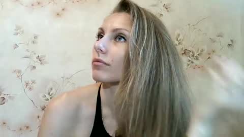 Snapshot of roxyfox18x01 chatting on 06-11-26, 07:28 roxyfox18x01 online show from 06-11-26, 07:28