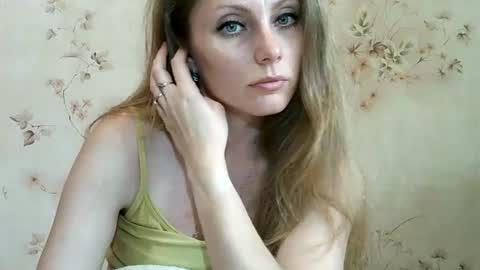 Snapshot of roxyfox18x01 chatting on 06-13-26, 09:29 roxyfox18x01 online show from 06-13-26, 09:29