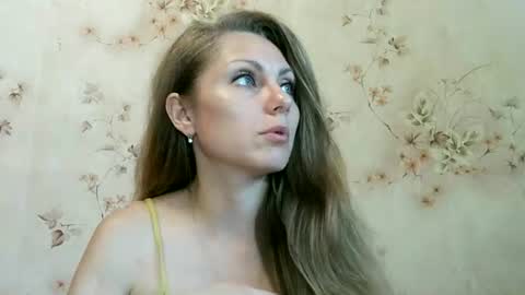 Snapshot of roxyfox18x01 chatting on 06-14-26, 08:27 roxyfox18x01 online show from 06-14-26, 08:27