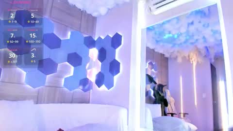 Snapshot of roxylior chatting on 10-17-25, 07:38 online show from 10-17-25, 07:38