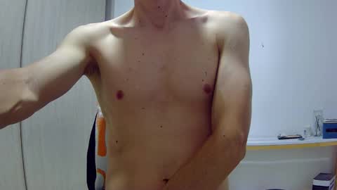 Snapshot of royyourtoy chatting on 01-15-26, 01:54 Roy online show from 01-15-26, 01:54