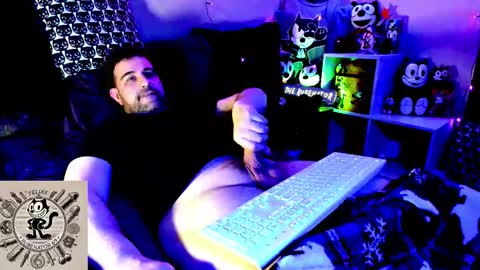 Snapshot of rubenator69 chatting on 02-13-26, 05:25 Ruben online show from 02-13-26, 05:25