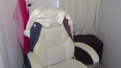 Snapshot of rubi_halliwey chatting on 12-21-24, 08:10 Rubi online show from 12-21-24, 08:10