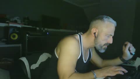 Snapshot of ruffi77 chatting on 12-31-24, 12:21 Chico que rico Caliente online show from 12-31-24, 12:21