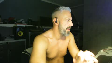 Snapshot of ruffi77 chatting on 02-01-25, 02:05 Chico que rico Caliente online show from 02-01-25, 02:05