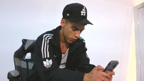 Snapshot of russell_adams_ chatting on 11-11-25, 01:16 R U S S E L L online show from 11-11-25, 01:16