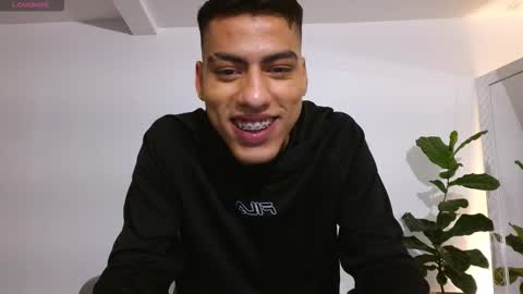 Snapshot of russell_adams_ chatting on 11-13-25, 01:15 R U S S E L L online show from 11-13-25, 01:15