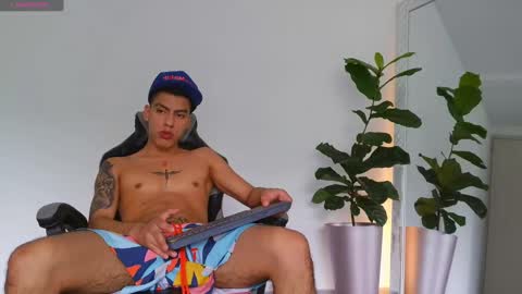 Snapshot of russell_adams_ chatting on 11-18-25, 01:48 R U S S E L L online show from 11-18-25, 01:48