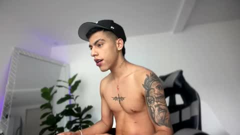 Snapshot of russell_adams_ chatting on 11-19-25, 12:27 R U S S E L L online show from 11-19-25, 12:27