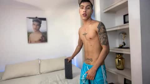 Snapshot of russell_adams_ chatting on 11-23-25, 11:26 R U S S E L L online show from 11-23-25, 11:26