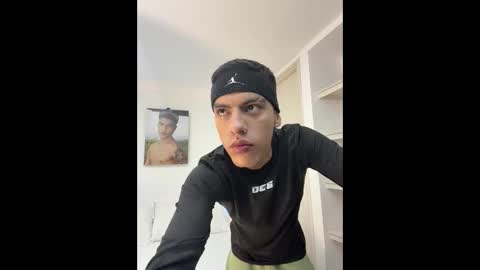 Snapshot of russell_adams_ chatting on 11-26-25, 01:50 R U S S E L L online show from 11-26-25, 01:50