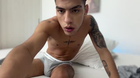 Snapshot of russell_adams_ chatting on 11-29-25, 02:20 R U S S E L L online show from 11-29-25, 02:20