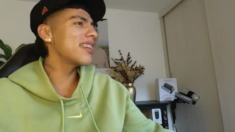 Snapshot of russell_adams_ chatting on 04-12-26, 07:52 R U S S E L L online show from 04-12-26, 07:52