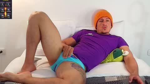 Snapshot of ryamcoast chatting on 10-08-25, 10:18 Sr Coast online show from 10-08-25, 10:18