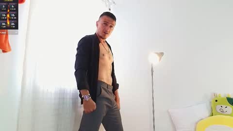 Snapshot of ryamcoast chatting on 10-18-25, 09:15 Sr Coast online show from 10-18-25, 09:15