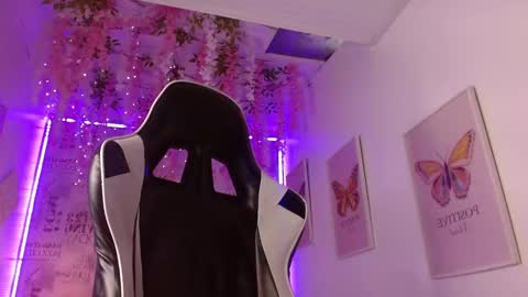 Snapshot of saara_martin chatting on 12-04-25, 12:14 1 online show from 12-04-25, 12:14