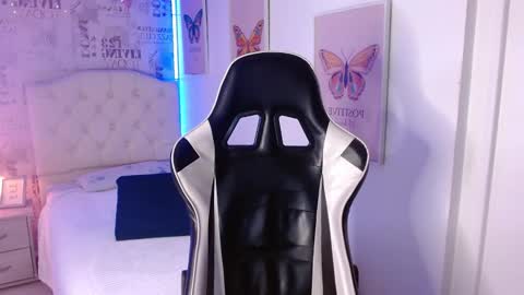 Snapshot of saara_martin chatting on 12-22-25, 12:13 1 online show from 12-22-25, 12:13