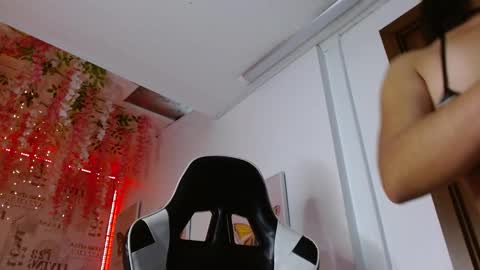 Snapshot of saara_martin chatting on 01-10-26, 12:07 1 online show from 01-10-26, 12:07