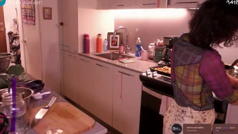 Snapshot of safaeri chatting on 12-18-25, 08:48 Safa online show from 12-18-25, 08:48