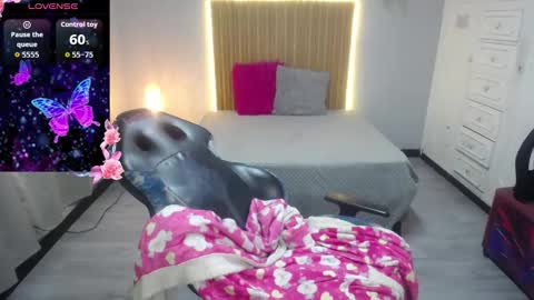 Snapshot of sailor_moon07 chatting on 12-20-25, 04:30 sailor online show from 12-20-25, 04:30