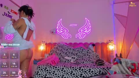 Snapshot of sallybrown_ chatting on 10-31-25, 10:05 miss Sally online every night from 1am to 8am Colombia time online show from 10-31-25, 10:05