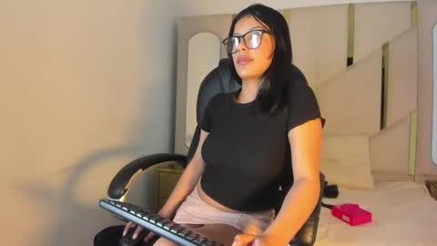 salmaportman_ online show from 03-12-26, 09:43