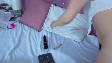 Samanta online show from 10-31-25, 04:57