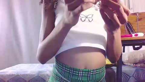 Snapshot of samisami132850 chatting on 10-23-25, 01:27 KatyDoll online show from 10-23-25, 01:27