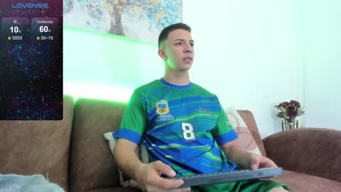Snapshot of samuel_up chatting on 01-19-25, 04:01 Samuel online show from 01-19-25, 04:01