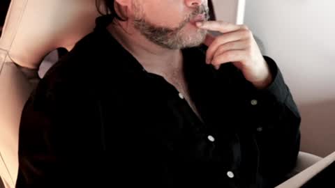 Snapshot of sanders_white chatting on 12-31-24, 01:04 Sanders online show from 12-31-24, 01:04