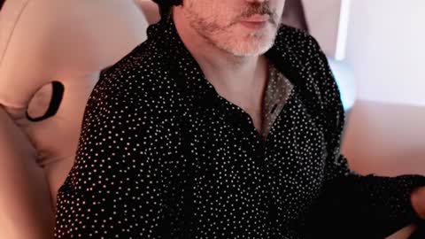 Snapshot of sanders_white chatting on 01-19-25, 02:04 Sanders online show from 01-19-25, 02:04