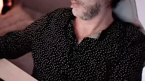 Snapshot of sanders_white chatting on 02-11-25, 02:25 Sanders online show from 02-11-25, 02:25