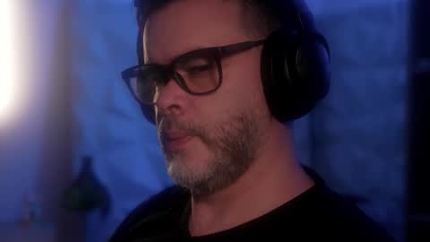 Snapshot of sanders_white chatting on 10-13-25, 02:33 Sanders online show from 10-13-25, 02:33