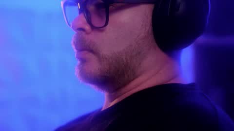 Snapshot of sanders_white chatting on 11-28-25, 05:10 Sanders online show from 11-28-25, 05:10