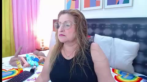 Snapshot of sandra_20_ chatting on 05-11-26, 10:21 SANDRA online show from 05-11-26, 10:21
