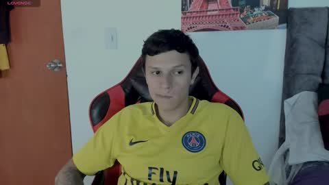 Snapshot of santi_alpha chatting on 09-28-25, 11:43 Santi online show from 09-28-25, 11:43